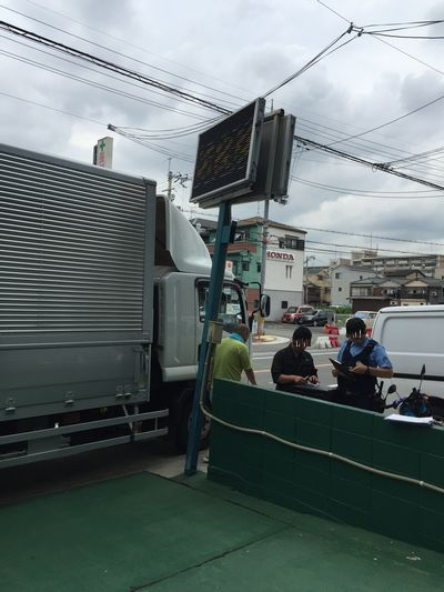 トラックの事故で看板修理