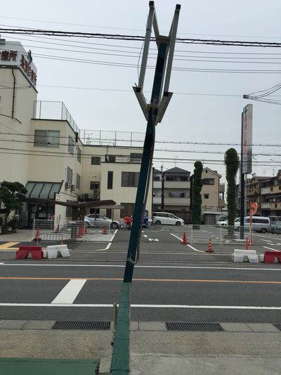 トラックの事故で看板修理