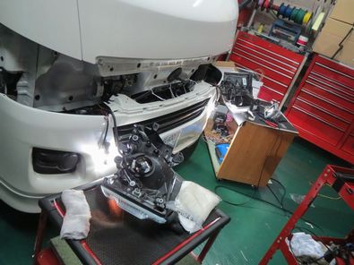 NV350へHID&ドアロック連動格納